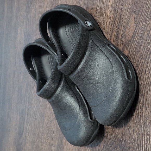 Crocs Men's Size 7 or Women's Size 9 Black Closed Toe Clogs - Picture 1 of 8